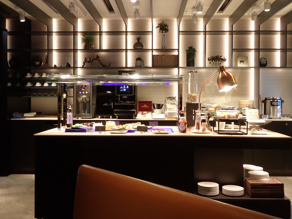 星宇航空STARLUX Airlines搭乘體驗。經濟艙、商務艙、隱藏版星宇特調、胡同燒肉飛機餐