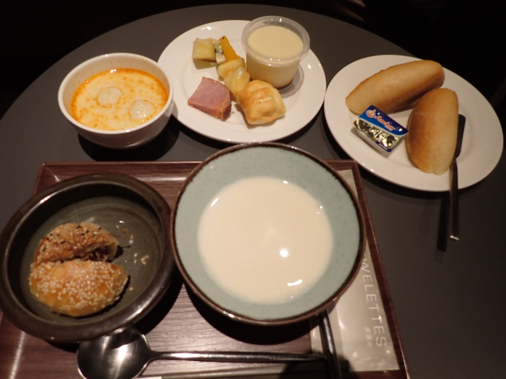 星宇航空STARLUX Airlines搭乘體驗。經濟艙、商務艙、隱藏版星宇特調、胡同燒肉飛機餐