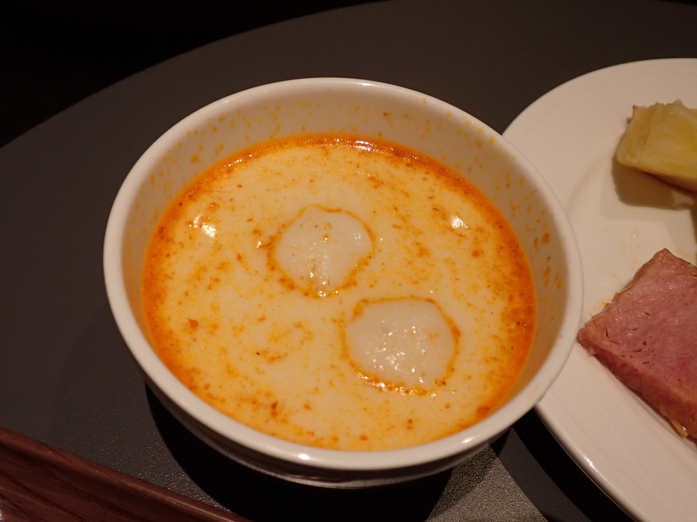 星宇航空STARLUX Airlines搭乘體驗。經濟艙、商務艙、隱藏版星宇特調、胡同燒肉飛機餐