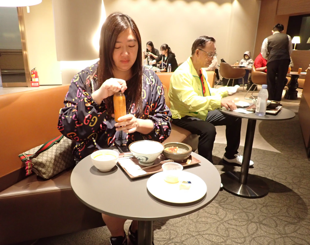 星宇航空STARLUX Airlines搭乘體驗。經濟艙、商務艙、隱藏版星宇特調、胡同燒肉飛機餐