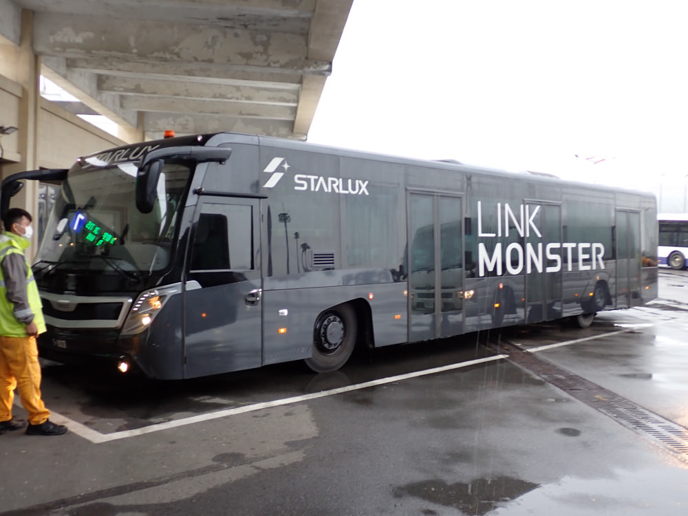 星宇航空STARLUX Airlines搭乘體驗。經濟艙、商務艙、隱藏版星宇特調、胡同燒肉飛機餐