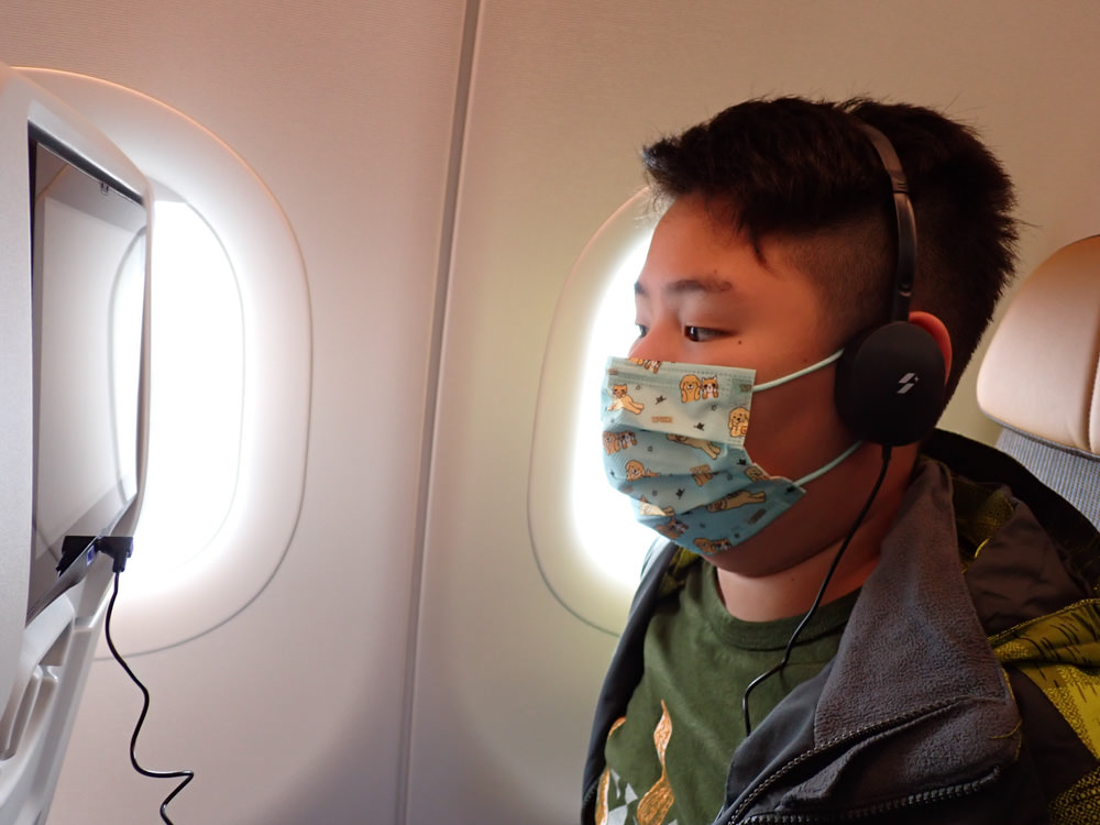 星宇航空STARLUX Airlines搭乘體驗。經濟艙、商務艙、隱藏版星宇特調、胡同燒肉飛機餐