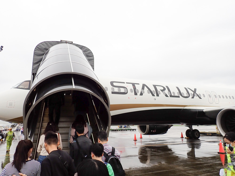 星宇航空STARLUX Airlines搭乘體驗。經濟艙、商務艙、隱藏版星宇特調、胡同燒肉飛機餐