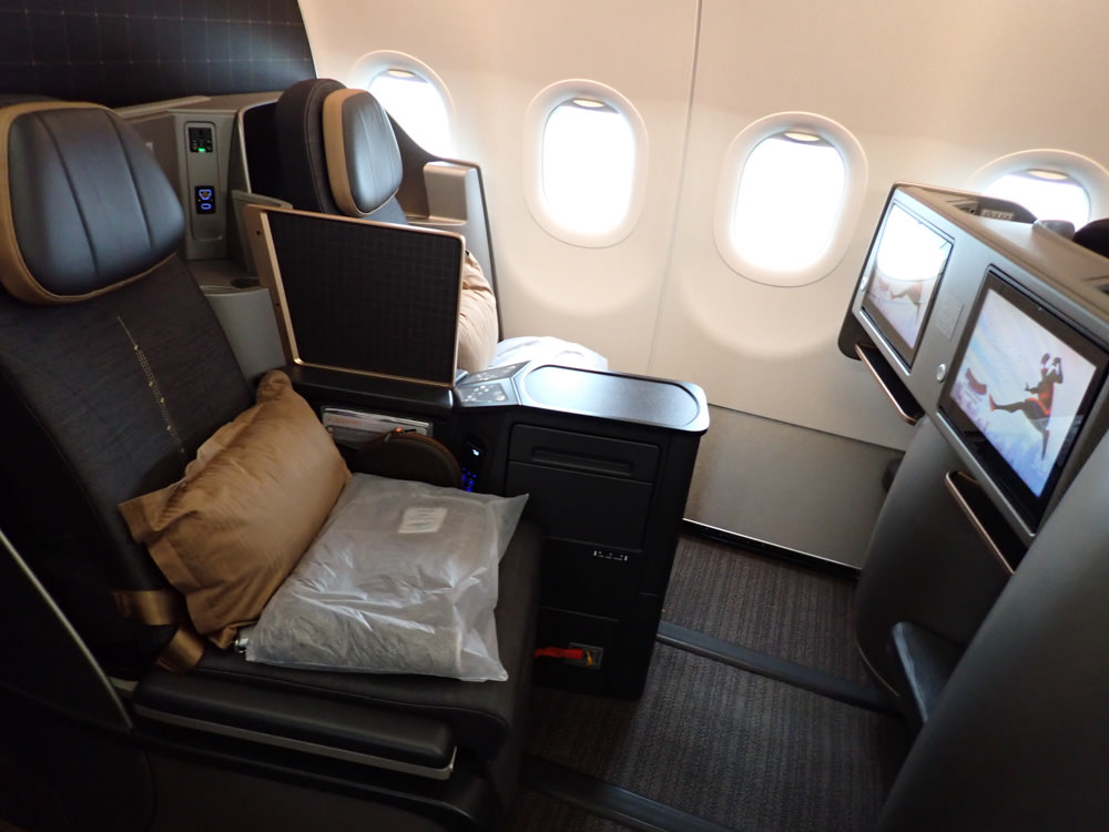 星宇航空STARLUX Airlines搭乘體驗。經濟艙、商務艙、隱藏版星宇特調、胡同燒肉飛機餐