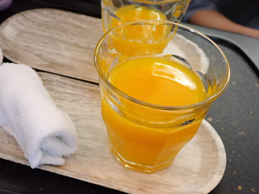 星宇航空STARLUX Airlines搭乘體驗。經濟艙、商務艙、隱藏版星宇特調、胡同燒肉飛機餐