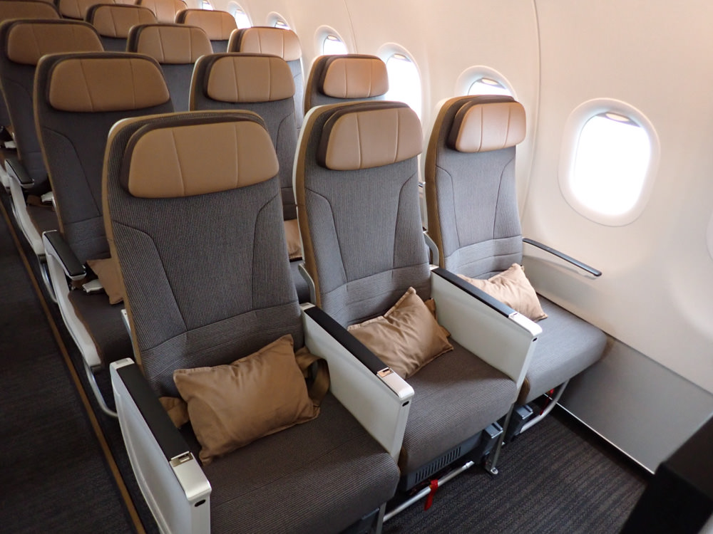 星宇航空STARLUX Airlines搭乘體驗。經濟艙、商務艙、隱藏版星宇特調、胡同燒肉飛機餐