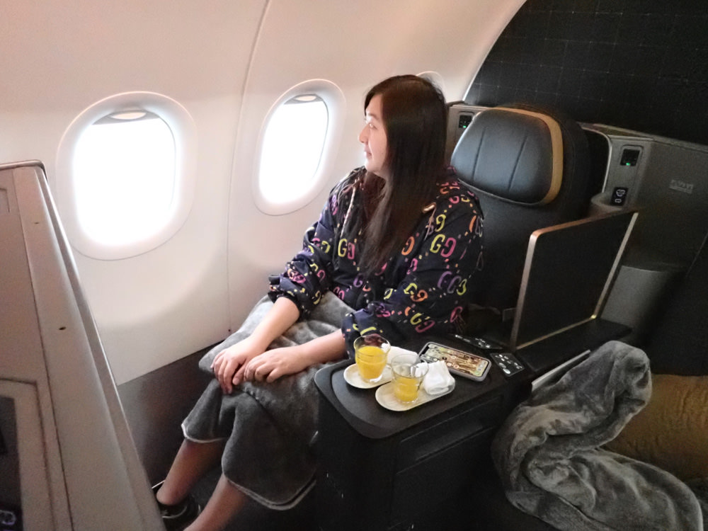 星宇航空STARLUX Airlines搭乘體驗。經濟艙、商務艙、隱藏版星宇特調、胡同燒肉飛機餐