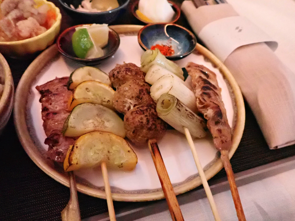 星宇航空STARLUX Airlines搭乘體驗。經濟艙、商務艙、隱藏版星宇特調、胡同燒肉飛機餐