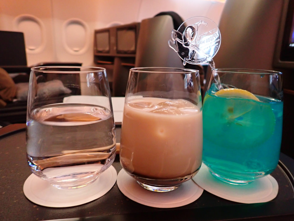 星宇航空STARLUX Airlines搭乘體驗。經濟艙、商務艙、隱藏版星宇特調、胡同燒肉飛機餐