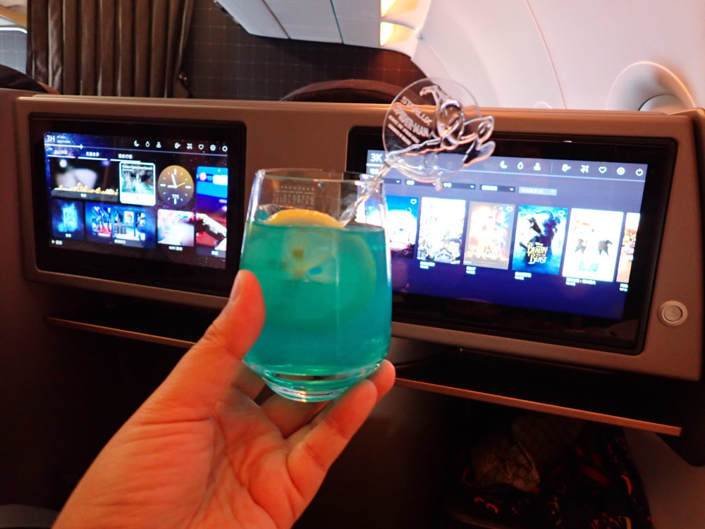 星宇航空STARLUX Airlines搭乘體驗。經濟艙、商務艙、隱藏版星宇特調、胡同燒肉飛機餐