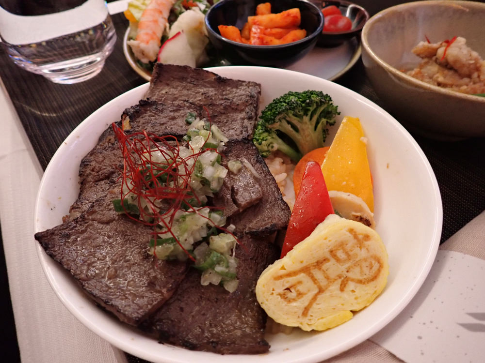 星宇航空STARLUX Airlines搭乘體驗。經濟艙、商務艙、隱藏版星宇特調、胡同燒肉飛機餐