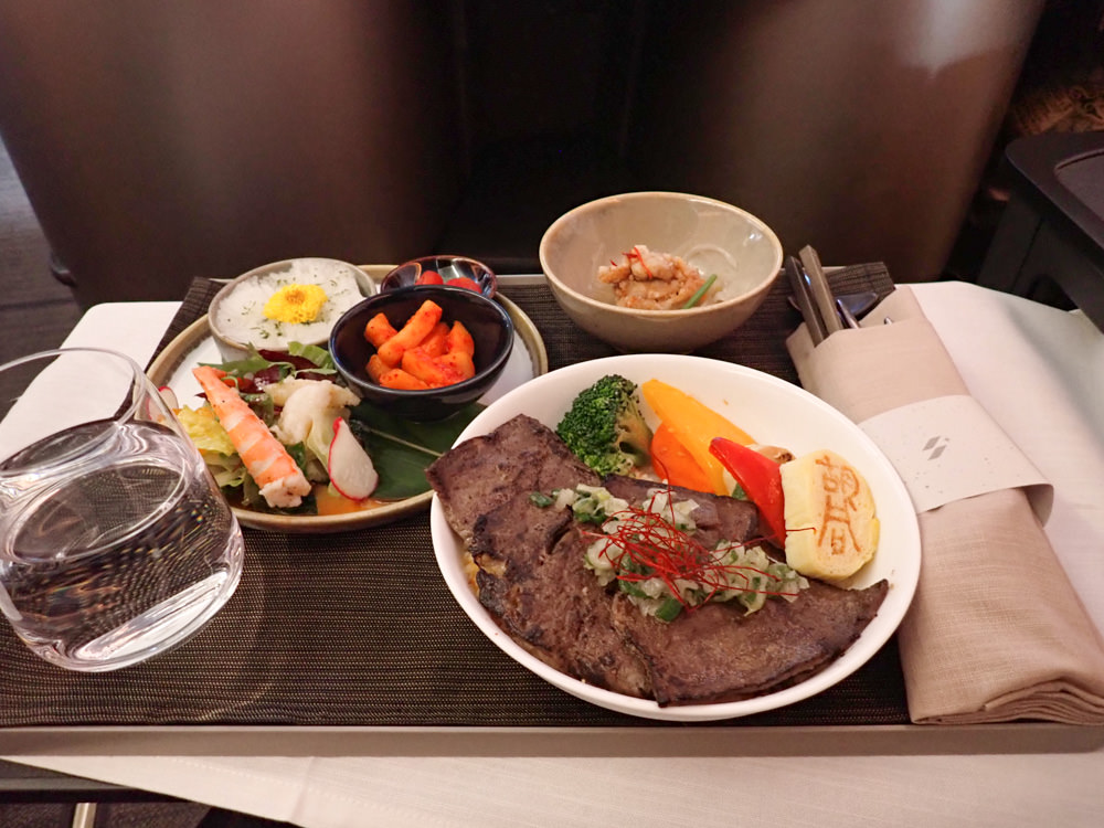 星宇航空STARLUX Airlines搭乘體驗。經濟艙、商務艙、隱藏版星宇特調、胡同燒肉飛機餐