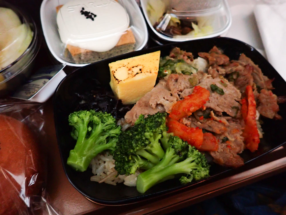 星宇航空STARLUX Airlines搭乘體驗。經濟艙、商務艙、隱藏版星宇特調、胡同燒肉飛機餐