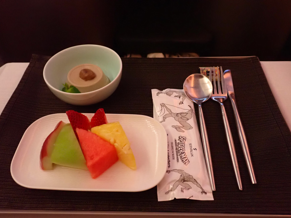 星宇航空STARLUX Airlines搭乘體驗。經濟艙、商務艙、隱藏版星宇特調、胡同燒肉飛機餐