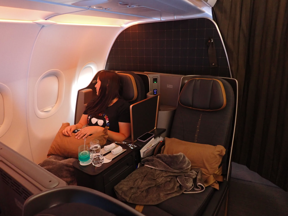 星宇航空STARLUX Airlines搭乘體驗。經濟艙、商務艙、隱藏版星宇特調、胡同燒肉飛機餐