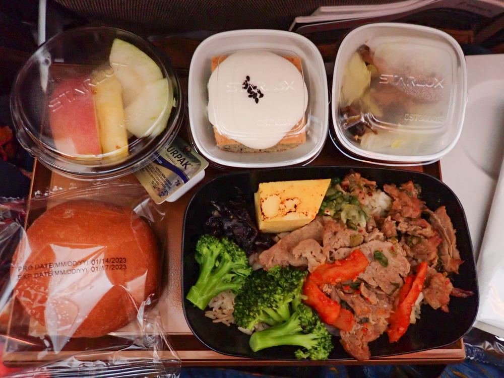 星宇航空STARLUX Airlines搭乘體驗。經濟艙、商務艙、隱藏版星宇特調、胡同燒肉飛機餐