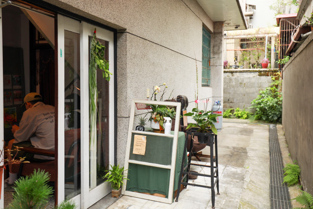 花蓮美食｜木容MURON。50年代台式老宅中的茶館甜點店、寵物友善餐廳、老宅咖啡廳、花蓮下午茶、