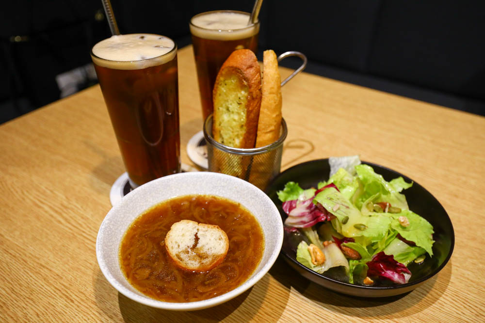 高雄美食｜Mao Mao Lee 李毛毛寵物餐廳。專為毛小孩設計的大份量寵物餐、有包廂、近高雄展覽館