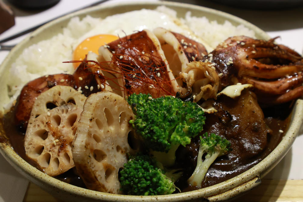 台北大安區美食｜TAKEOUT CURRY SHOP 咖哩專門店。寵物友善餐廳、日式香料黑咖哩、貓咪布丁