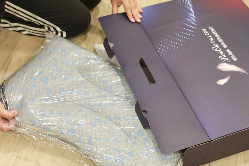 符合人體工學、睡得舒適一夜好眠,享受高品質舒適睡眠——LooCa超導石墨烯枕二代乳膠枕芯★momo獨家贈石墨烯枕套 - 第3張圖 符合人體工學、睡得舒適一夜好眠,享受高品質舒適睡眠——LooCa超導石墨烯枕二代乳膠枕芯★momo獨家贈石墨烯枕套