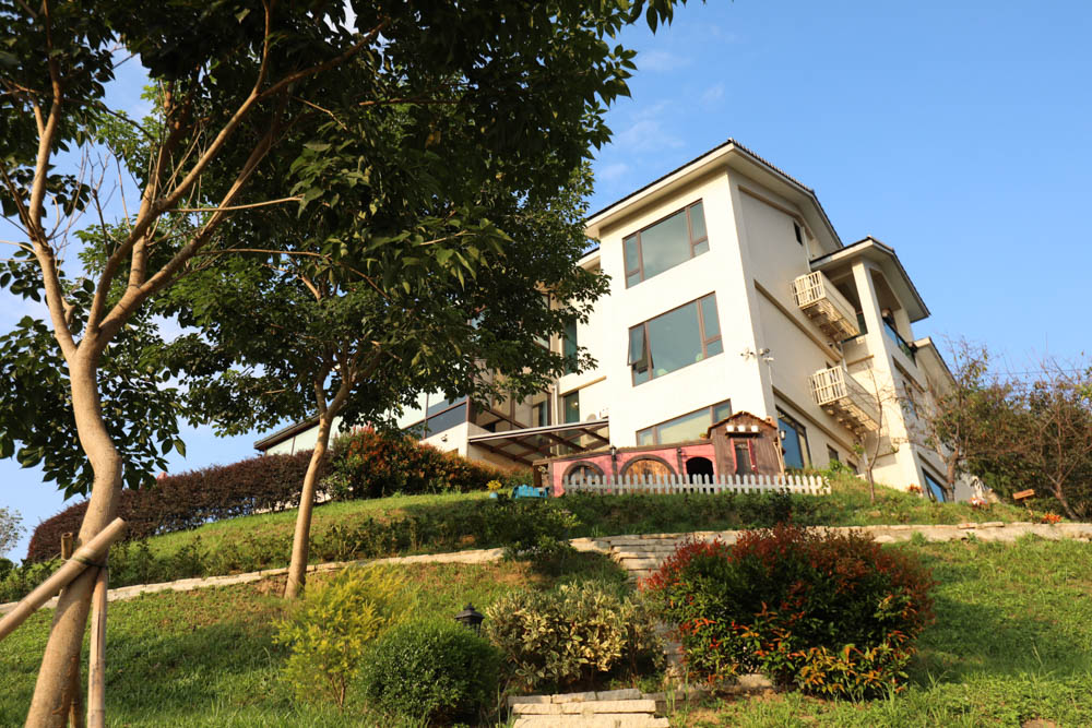 桃園復興鄉美食|山水奇異民宿景觀餐廳。超可愛的哈比村、英式電話亭、寵物友善餐廳 - 第2張圖 桃園復興鄉美食|山水奇異民宿景觀餐廳。超可愛的哈比村、英式電話亭、寵物友善餐廳