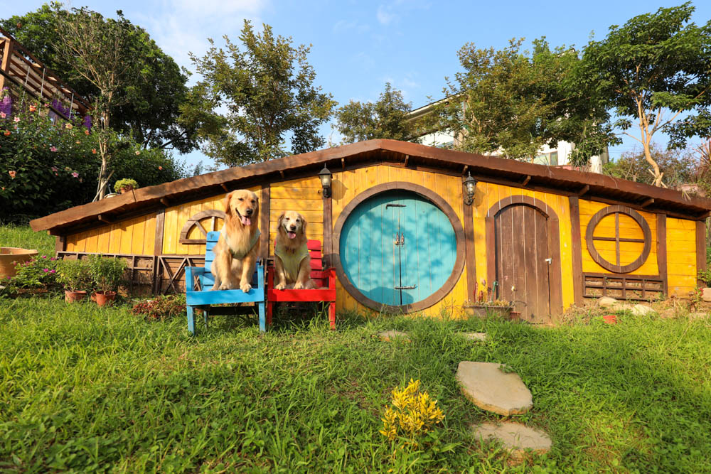 桃園復興鄉美食|山水奇異民宿景觀餐廳。超可愛的哈比村、英式電話亭、寵物友善餐廳 - 第3張圖 桃園復興鄉美食|山水奇異民宿景觀餐廳。超可愛的哈比村、英式電話亭、寵物友善餐廳