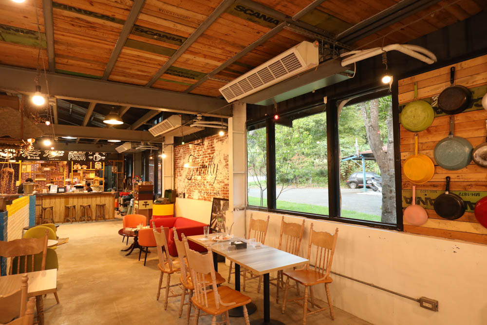 桃園復興鄉美食｜ZOO ZOO CAFE。北橫公路上美式加州復古咖啡廳、窯烤披薩、寵物友善餐廳