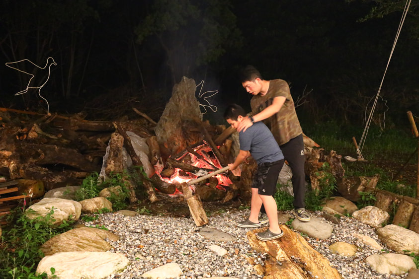 花蓮新景點|嘻餐町-賣火柴的餐桌。森林系營火餐桌、浪漫森林中享受奢華營火晚餐服務、寵物友善 - 第14張圖 花蓮新景點|嘻餐町-賣火柴的餐桌。森林系營火餐桌、浪漫森林中享受奢華營火晚餐服務、寵物友善