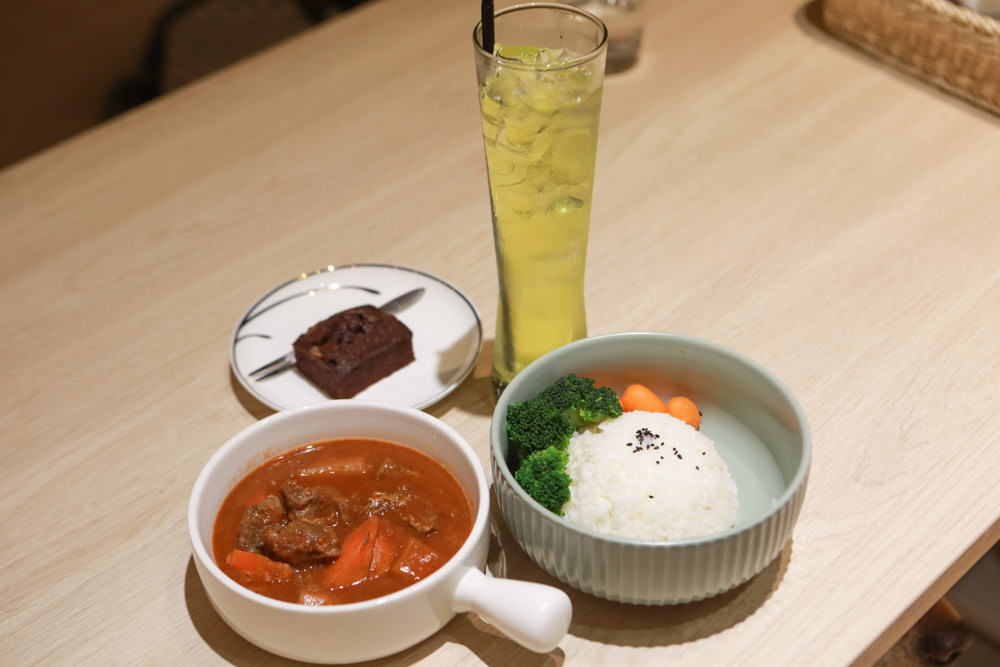 苗栗南庄｜樂吧溪畔莊園happy tails。結合寵物友善餐廳、寵物游泳池、寵物友善民宿、寵物安親的多元化豪華寵物園區