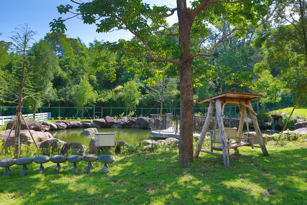 苗栗南庄｜樂吧溪畔莊園happy tails。結合寵物友善餐廳、寵物游泳池、寵物友善民宿、寵物安親的多元化豪華寵物園區