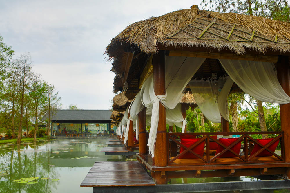 屏東里港美食|水明漾活蝦景觀餐廳。秒穿峇里島風情,坐在發呆亭品嚐熱炒蝦料理、寵物友善 - 第9張圖 屏東里港美食|水明漾活蝦景觀餐廳。秒穿峇里島風情,坐在發呆亭品嚐熱炒蝦料理、寵物友善