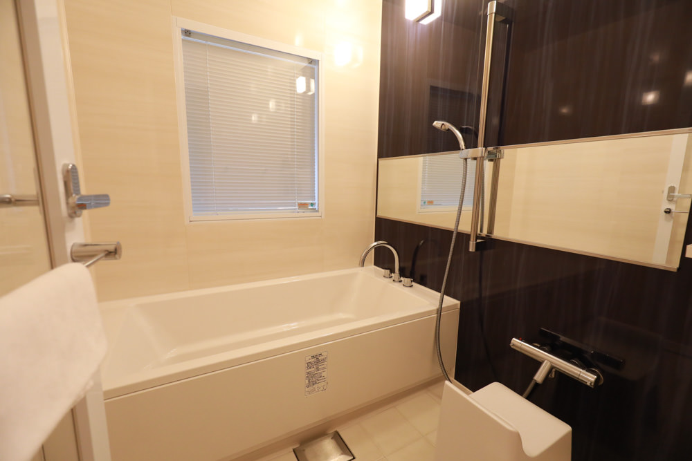 沖繩新飯店｜星野集團 BEB5 沖繩瀨良垣 Hoshino Resorts BEB5 Okinawa Seragaki。無邊際游泳池、青年公寓式旅館、房間內有小廚房