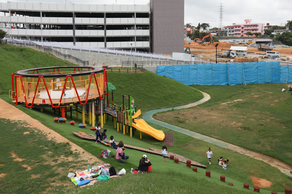 沖繩新公園｜古座體育公園 (コザ運動公園)。沖繩特色公園、沖繩傳統大鼓＋三線琴設計的超好玩親子公園，還有彈跳床！