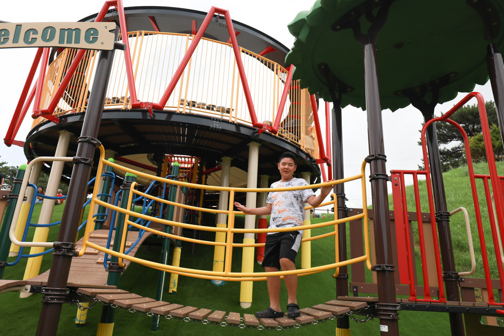 沖繩新公園｜古座體育公園 (コザ運動公園)。沖繩特色公園、沖繩傳統大鼓＋三線琴設計的超好玩親子公園，還有彈跳床！