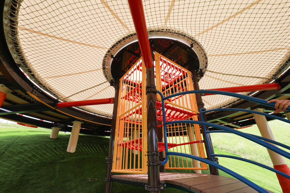 沖繩新公園｜古座體育公園 (コザ運動公園)。沖繩特色公園、沖繩傳統大鼓＋三線琴設計的超好玩親子公園，還有彈跳床！