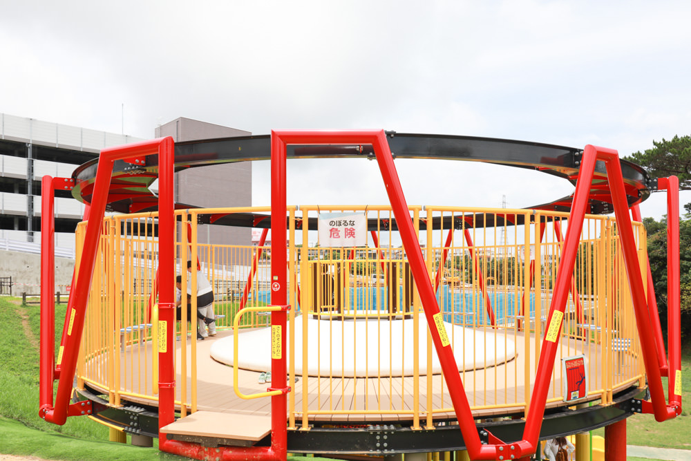 沖繩新公園｜古座體育公園 (コザ運動公園)。沖繩特色公園、沖繩傳統大鼓＋三線琴設計的超好玩親子公園，還有彈跳床！