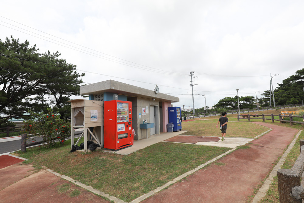沖繩新公園｜古座體育公園 (コザ運動公園)。沖繩特色公園、沖繩傳統大鼓＋三線琴設計的超好玩親子公園，還有彈跳床！
