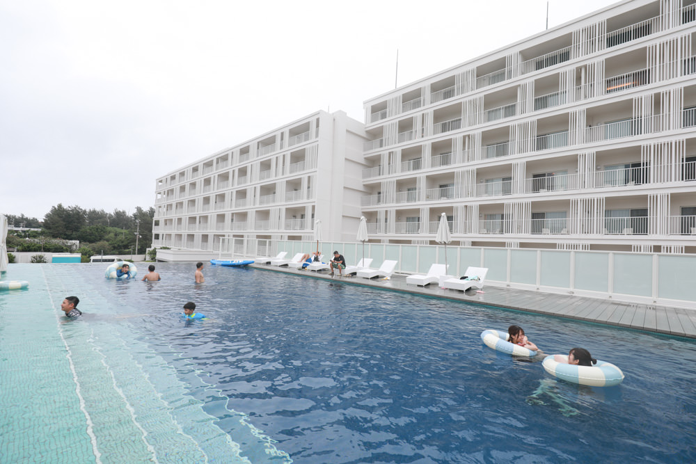 沖繩新飯店｜星野集團 BEB5 沖繩瀨良垣 Hoshino Resorts BEB5 Okinawa Seragaki。無邊際游泳池、青年公寓式旅館、房間內有小廚房