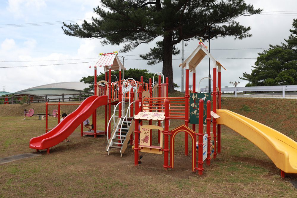沖繩新公園｜古座體育公園 (コザ運動公園)。沖繩特色公園、沖繩傳統大鼓＋三線琴設計的超好玩親子公園，還有彈跳床！