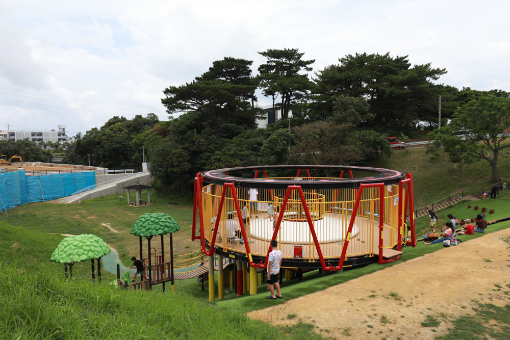 沖繩新公園｜古座體育公園 (コザ運動公園)。沖繩特色公園、沖繩傳統大鼓＋三線琴設計的超好玩親子公園，還有彈跳床！