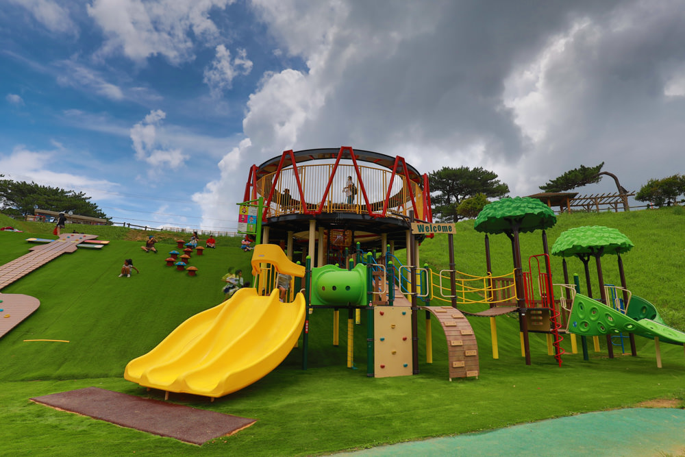 沖繩新公園｜古座體育公園 (コザ運動公園)。沖繩特色公園、沖繩傳統大鼓＋三線琴設計的超好玩親子公園，還有彈跳床！