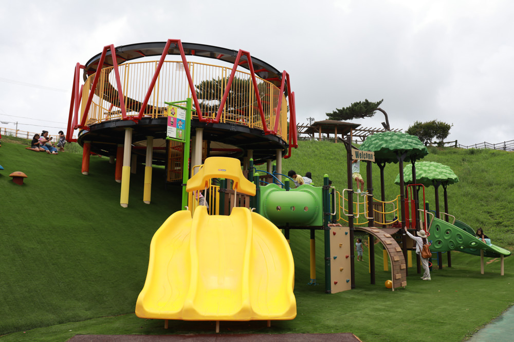 沖繩新公園｜古座體育公園 (コザ運動公園)。沖繩特色公園、沖繩傳統大鼓＋三線琴設計的超好玩親子公園，還有彈跳床！