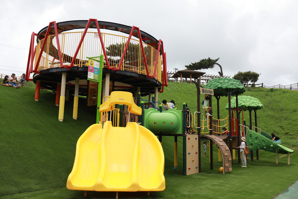 沖繩新公園｜古座體育公園 (コザ運動公園)。沖繩特色公園、沖繩傳統大鼓＋三線琴設計的超好玩親子公園，還有彈跳床！