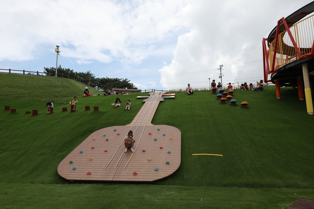 沖繩新公園｜古座體育公園 (コザ運動公園)。沖繩特色公園、沖繩傳統大鼓＋三線琴設計的超好玩親子公園，還有彈跳床！