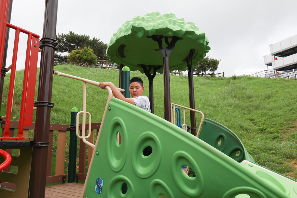 沖繩新公園｜古座體育公園 (コザ運動公園)。沖繩特色公園、沖繩傳統大鼓＋三線琴設計的超好玩親子公園，還有彈跳床！