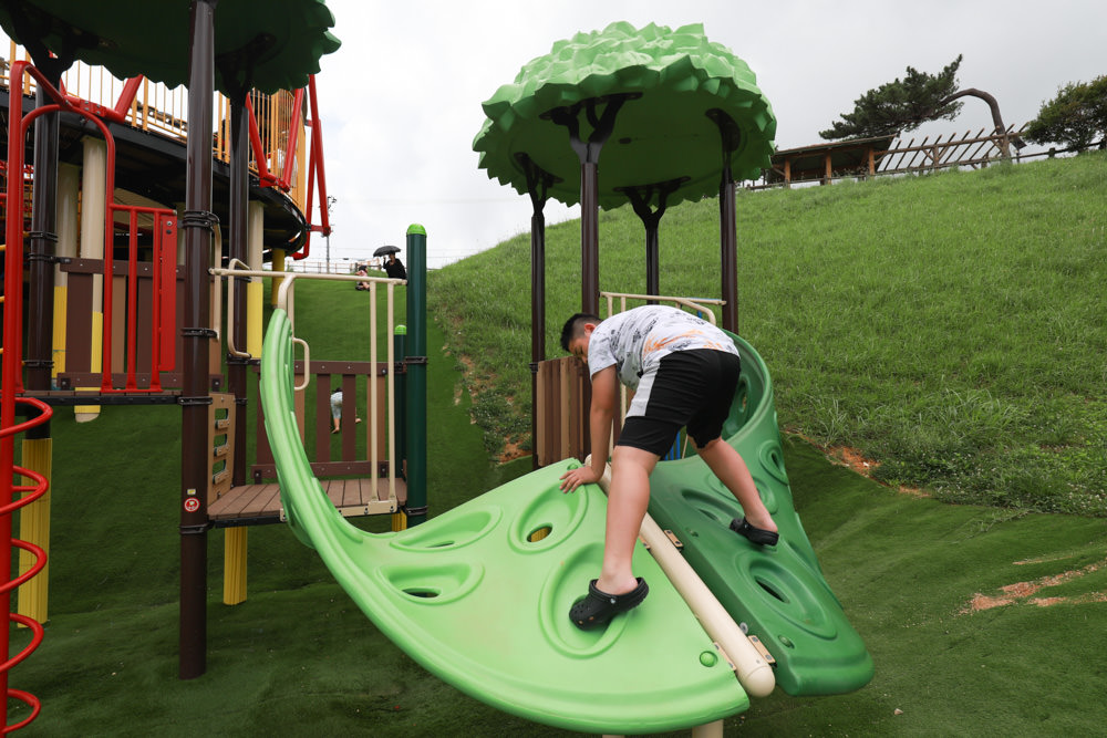 沖繩新公園｜古座體育公園 (コザ運動公園)。沖繩特色公園、沖繩傳統大鼓＋三線琴設計的超好玩親子公園，還有彈跳床！