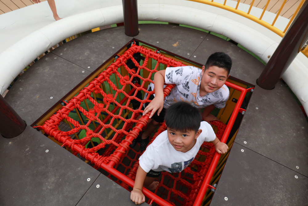 沖繩新公園｜古座體育公園 (コザ運動公園)。沖繩特色公園、沖繩傳統大鼓＋三線琴設計的超好玩親子公園，還有彈跳床！