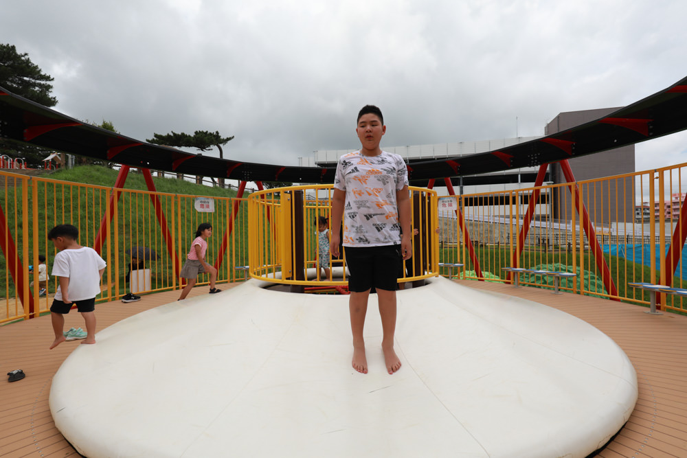 沖繩新公園｜古座體育公園 (コザ運動公園)。沖繩特色公園、沖繩傳統大鼓＋三線琴設計的超好玩親子公園，還有彈跳床！