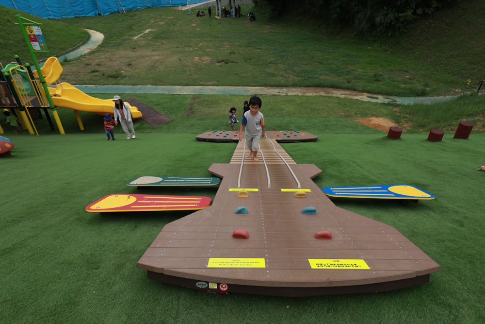 沖繩新公園｜古座體育公園 (コザ運動公園)。沖繩特色公園、沖繩傳統大鼓＋三線琴設計的超好玩親子公園，還有彈跳床！