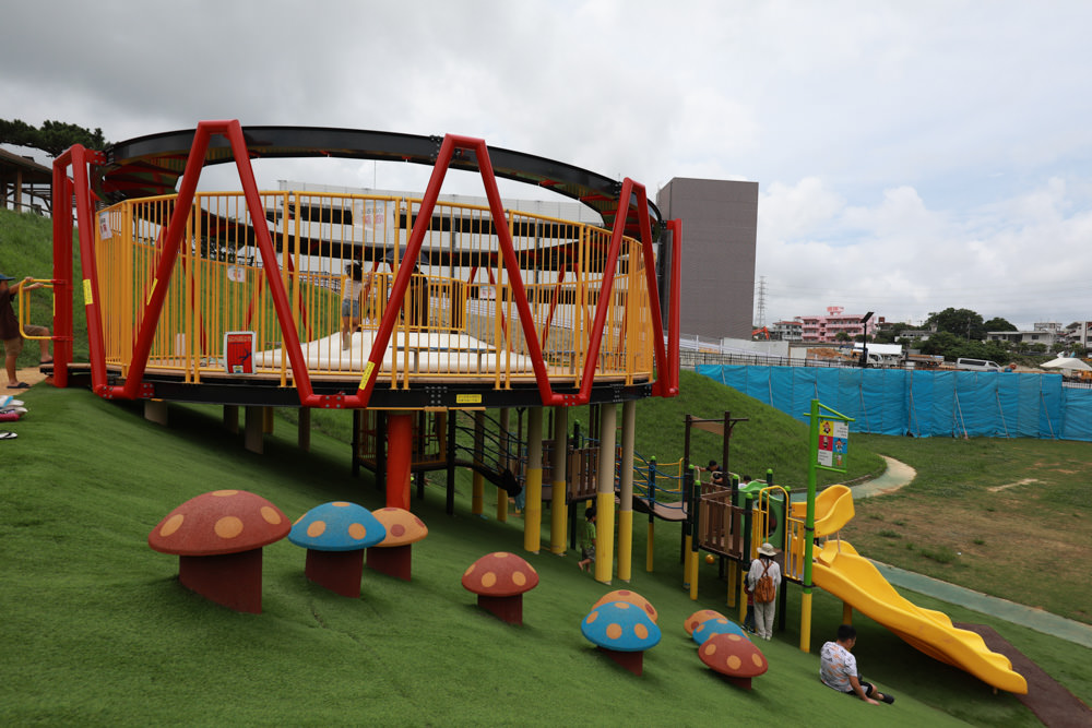 沖繩新公園｜古座體育公園 (コザ運動公園)。沖繩特色公園、沖繩傳統大鼓＋三線琴設計的超好玩親子公園，還有彈跳床！